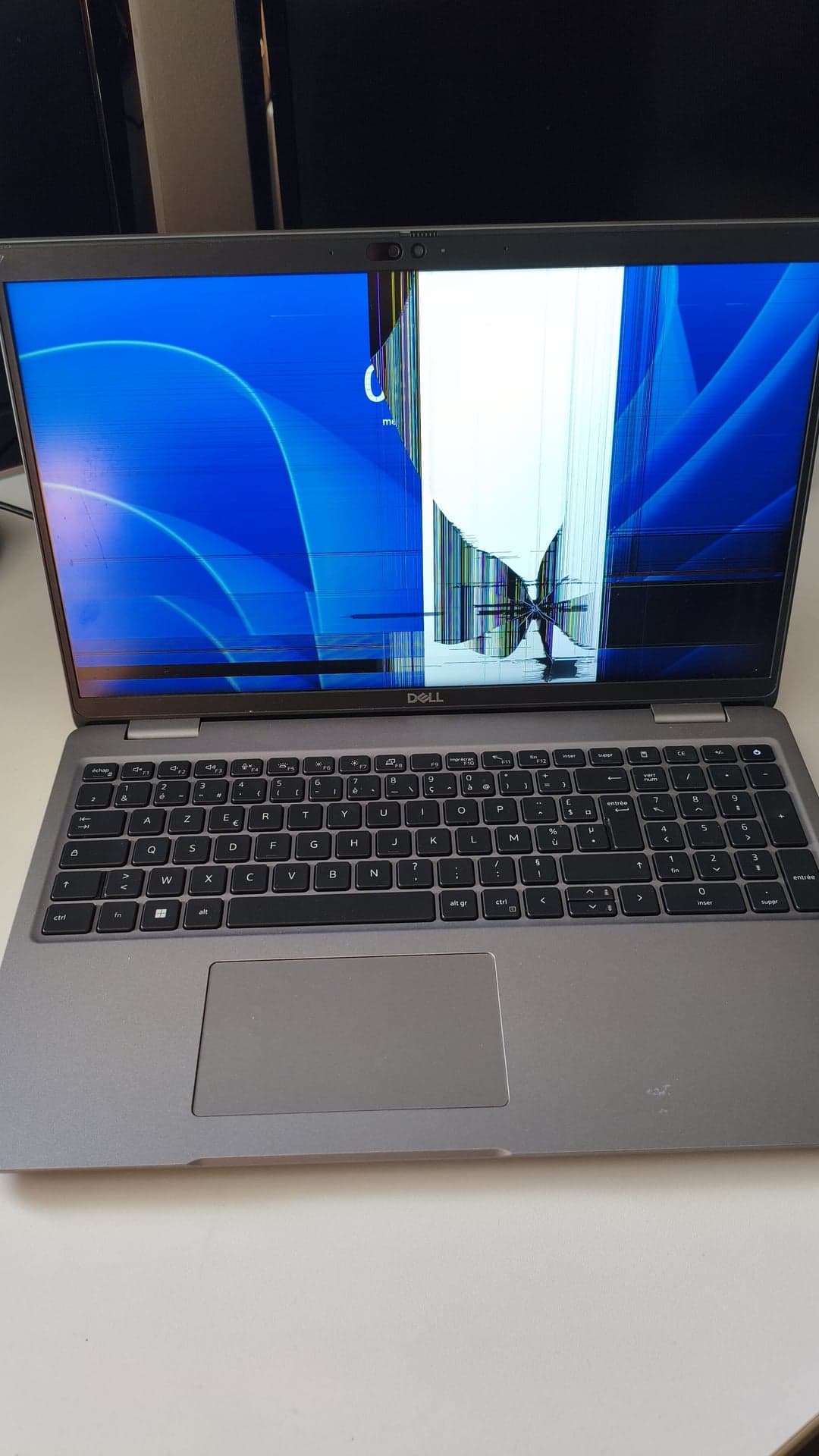 Remplacement d'écran sur ordinateur portable Dell Latitude 5540 à Jambles